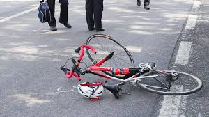 Incidente fra ciclisti sulla Flacca, anziano elitrasportato nella Capitale, in prognosi riservata