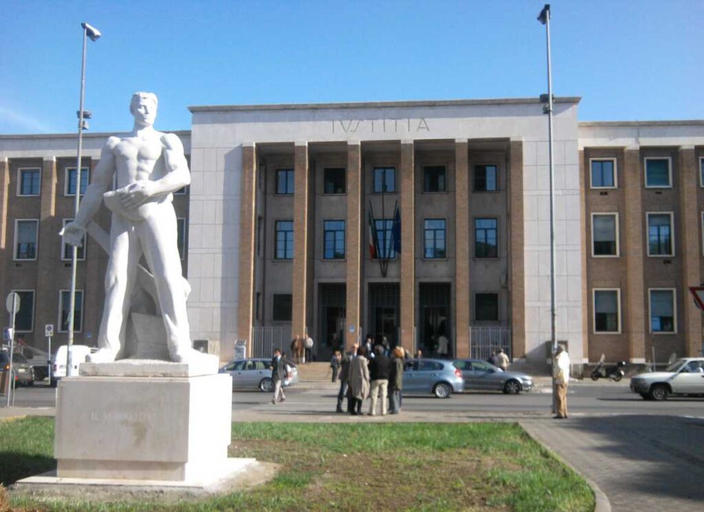 Accusato di maltrattamenti in famiglia, divieto di avvicinamento di un chilometro dalla parte offesa e braccialetto elettronico per un pensionato 65enne