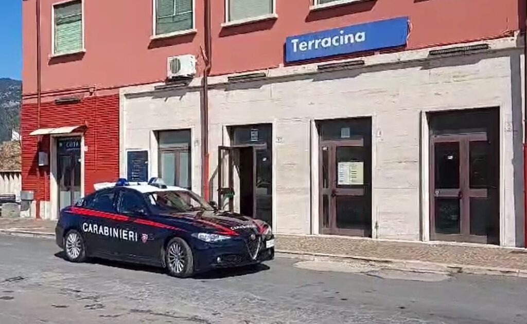 Terracina, ruba un’auto e investe un pedone durante la fuga: arrestato dai Carabinieri