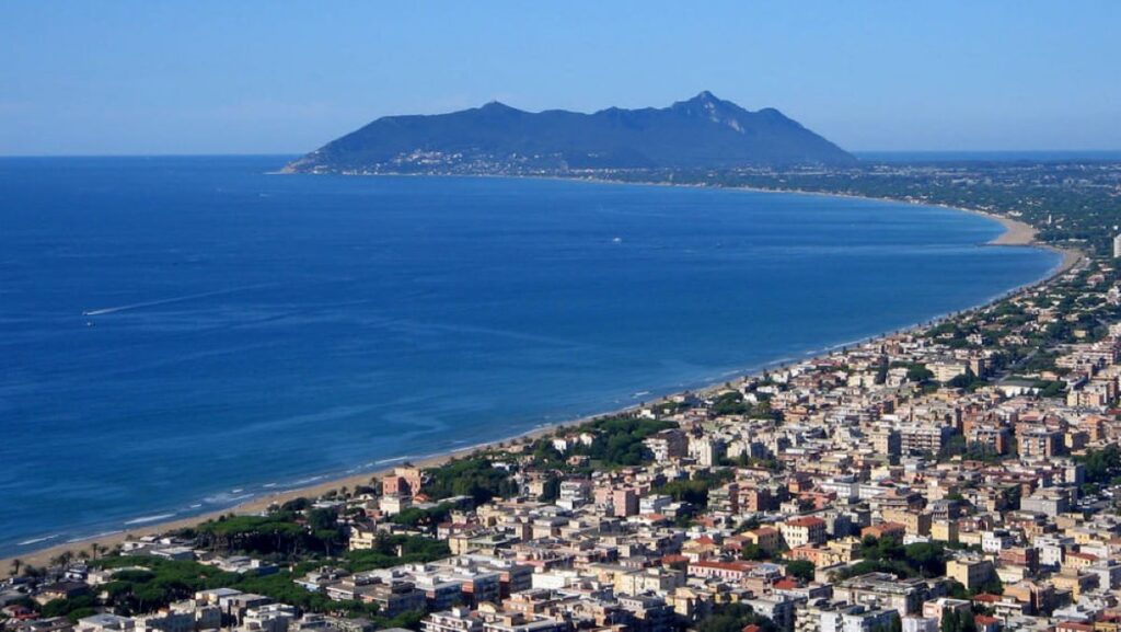 Terracina, rapinano tre giovani sul lungomare: arrestati cinque ragazzi di Frosinone