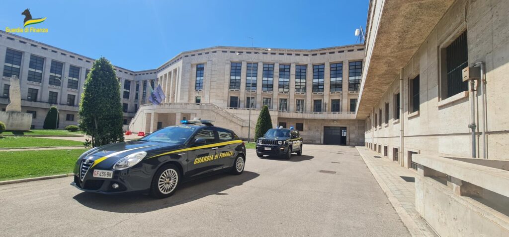 Raccolta abusiva di risparmio e autoriciclaggio, arrestato un consulente finanziario a Latina