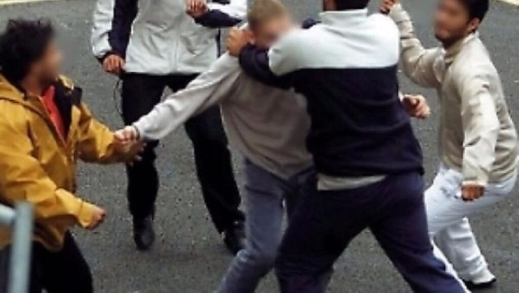 Quindicenne pestato dal branco, individuati i responsabili: sono tutti minorenni