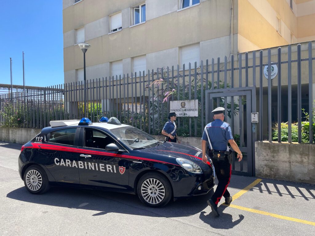 Furto su autobus a Latina, rubata una borsa e usata la carta di credito: denunciati due uomini