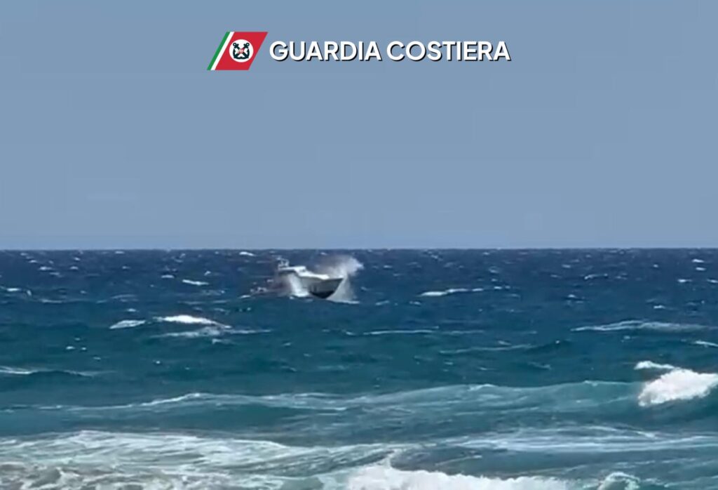 Gaeta, barca imbarca acqua al largo di Punta del Falco: salvati i diportisti dalla Guardia Costiera