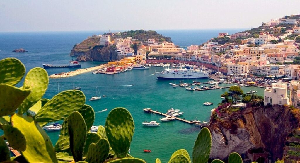 Controlli straordinari dei carabinieri a Ponza e Ventotene: verifiche su persone, locali e sicurezza stradale