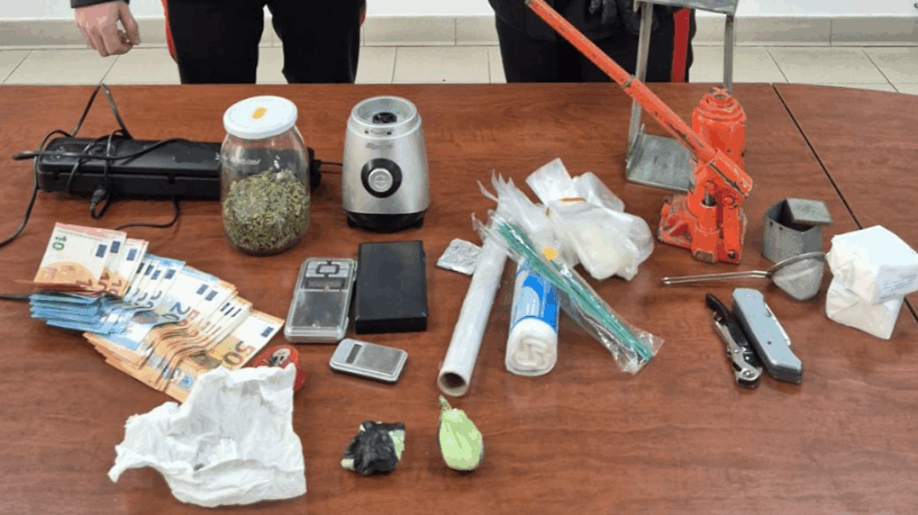 Aprilia, droga in auto e a casa, trovati anche contanti: arrestato 40enne