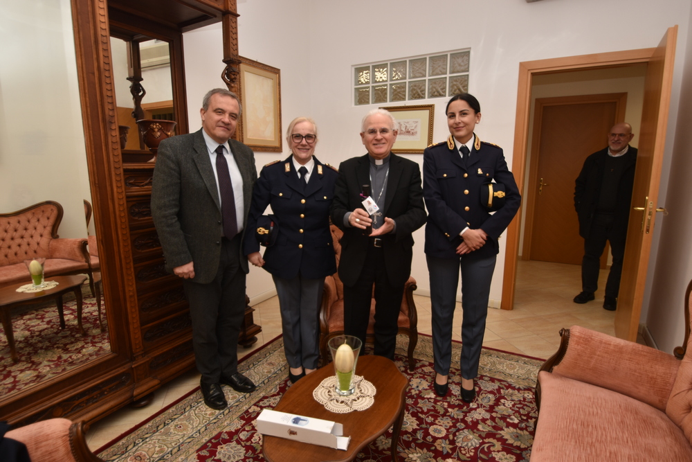 Il Questore di Latina consegna al Vescovo l’Olio del giardino della memoria di Capaci
