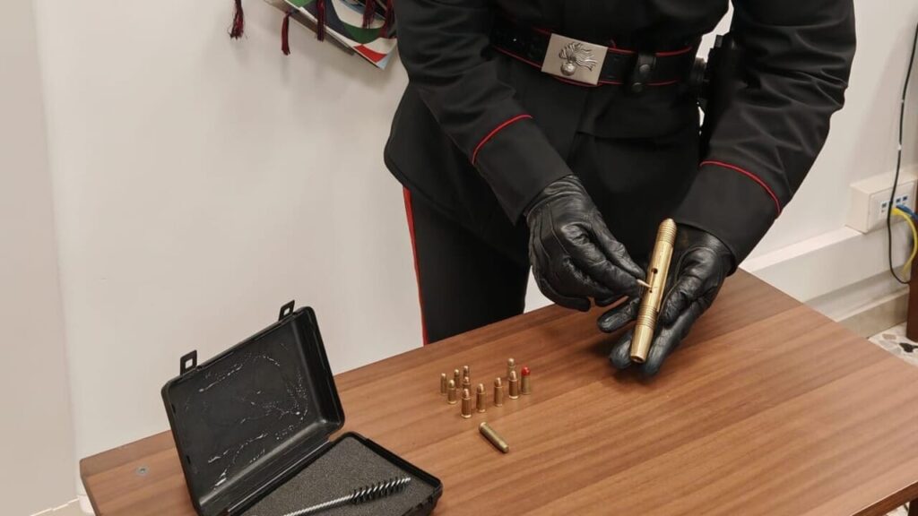 Arrestato dai carabinieri un 42enne: trovata una pistola artigianale “pen-gun” e proiettili