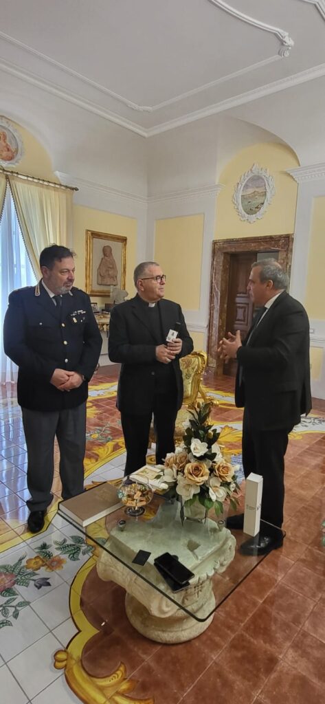 Il Questore consegna al Arcivescovo di Gaeta l’Olio del giardino della memoria di Capaci