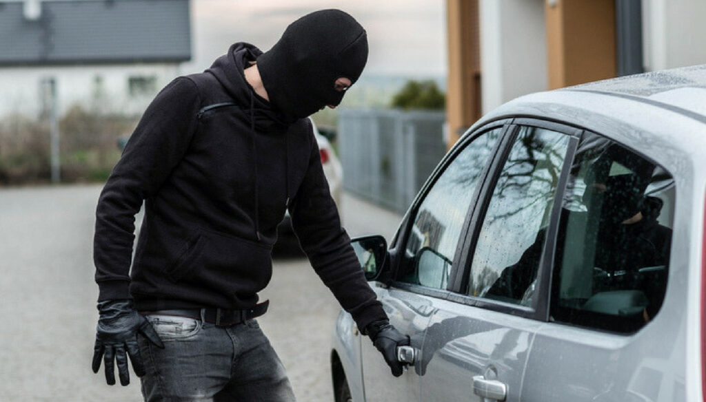 Gli rubano in auto mentre assiste alla messa, vittima un professionista