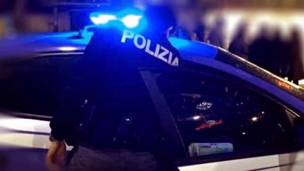 Volante della polizia insegue un’auto rubata con tre uomini sospettati di furti speronata dai malviventi che poi l’abbandonano nelle campagne