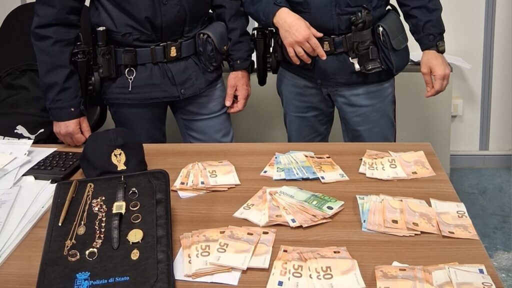 Truffano una donna ma vengono fermati in auto con gioielli e contanti. Arrestasti a Gaeta i truffatori