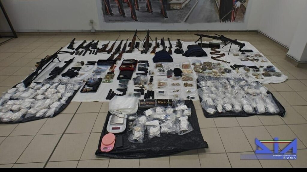 Aprilia: Faida fra bande per lo spaccio: sequestrato un arsenale da guerra pronto per l’agguato, quattro fermi