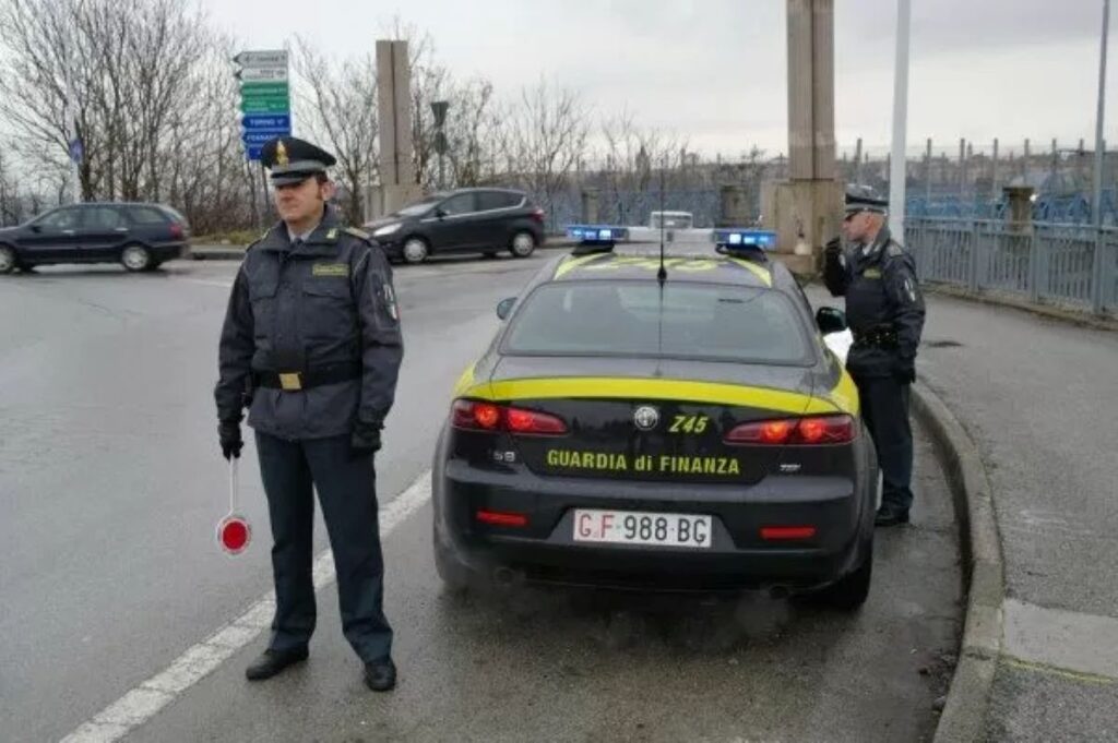 Auto fermata ad un controllo, le Fiamme gialle scoprono 18 kg di cocaina nel doppifondo  destinata al sud pontino. Valore sul mercato 2mln di euro