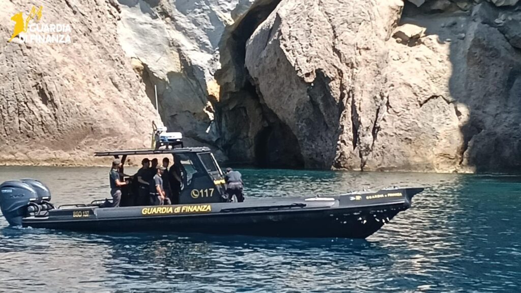 La grotta dell’hashish a Ponza, sequestrati 40 chili di droga a Chiaia di Luna