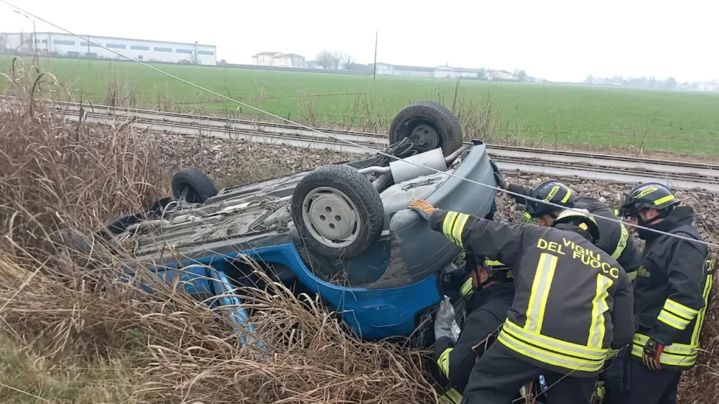 Grave incidente all’incrocio di San Donato, l’auto si ribalta nel fossato: ferite madre e figlia