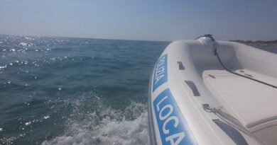 Al lido di Latina, con la Polizia Locale scende in mare: il servizio di vigilanza nautico