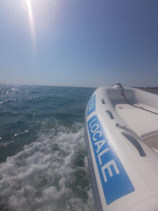 Al lido di Latina, la Polizia Locale scende in mare: il servizio di vigilanza nautico