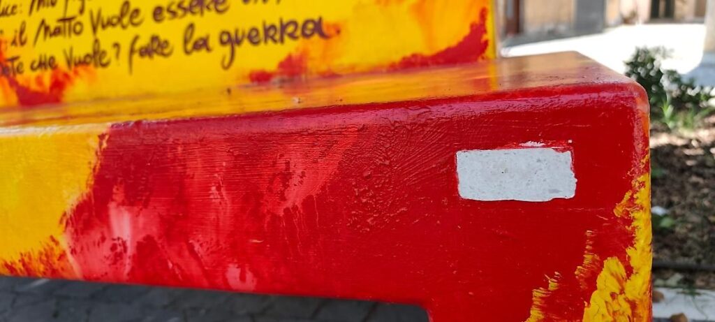 Cisterna, le “panchine parlanti” già vandalizzate: spariti i Qr code dei bambini