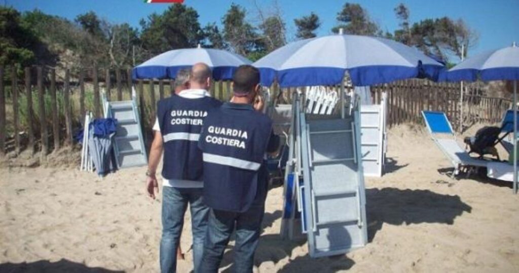 Gaeta, ombrelloni preposizionati sulla spiaggia libera: sequestro materiale e sanzione di 2.064 euro dalla Guardia Costiera