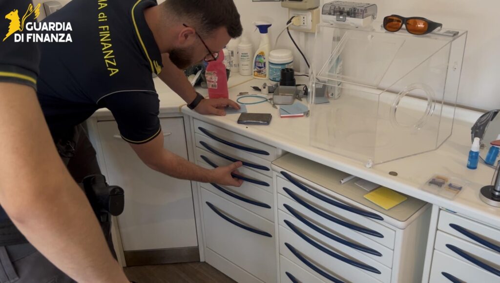 Studio dentistico abusivo scoperto dalla Guardia di Finanza: denunciato un falso odontoiatra
