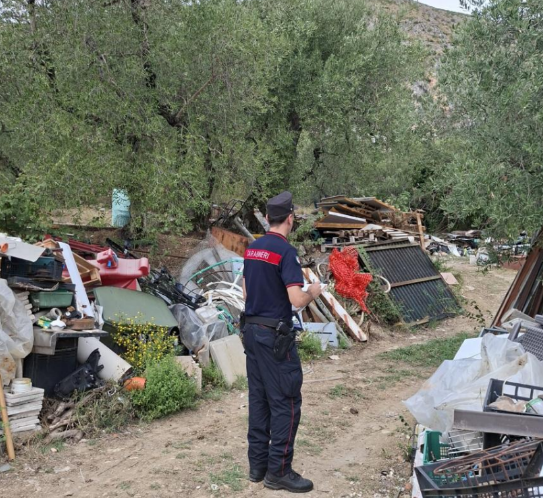 Formia, abbandonati 80 metri cubi di rifiuti: denunciato un uomo